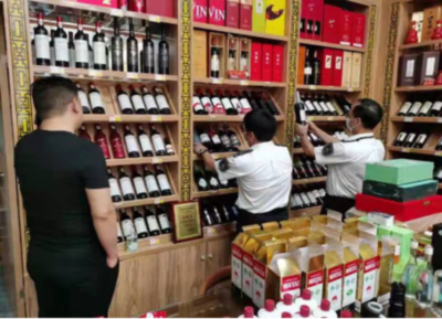 市市場(chǎng)監(jiān)管局龍華局開展“九號(hào)查酒”專項(xiàng)執(zhí)法行動(dòng)，規(guī)范酒類經(jīng)營(yíng)秩序